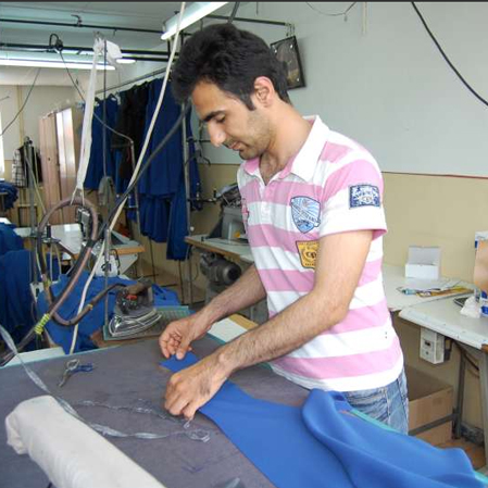 Un imigrant iranian muncește într-o fabrică de confecții din Baia Mare, dar vrea să ajungă medic