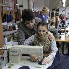 Muncitorii din România câștigă, în medie, de nouă ori mai puțin decât șefii lor